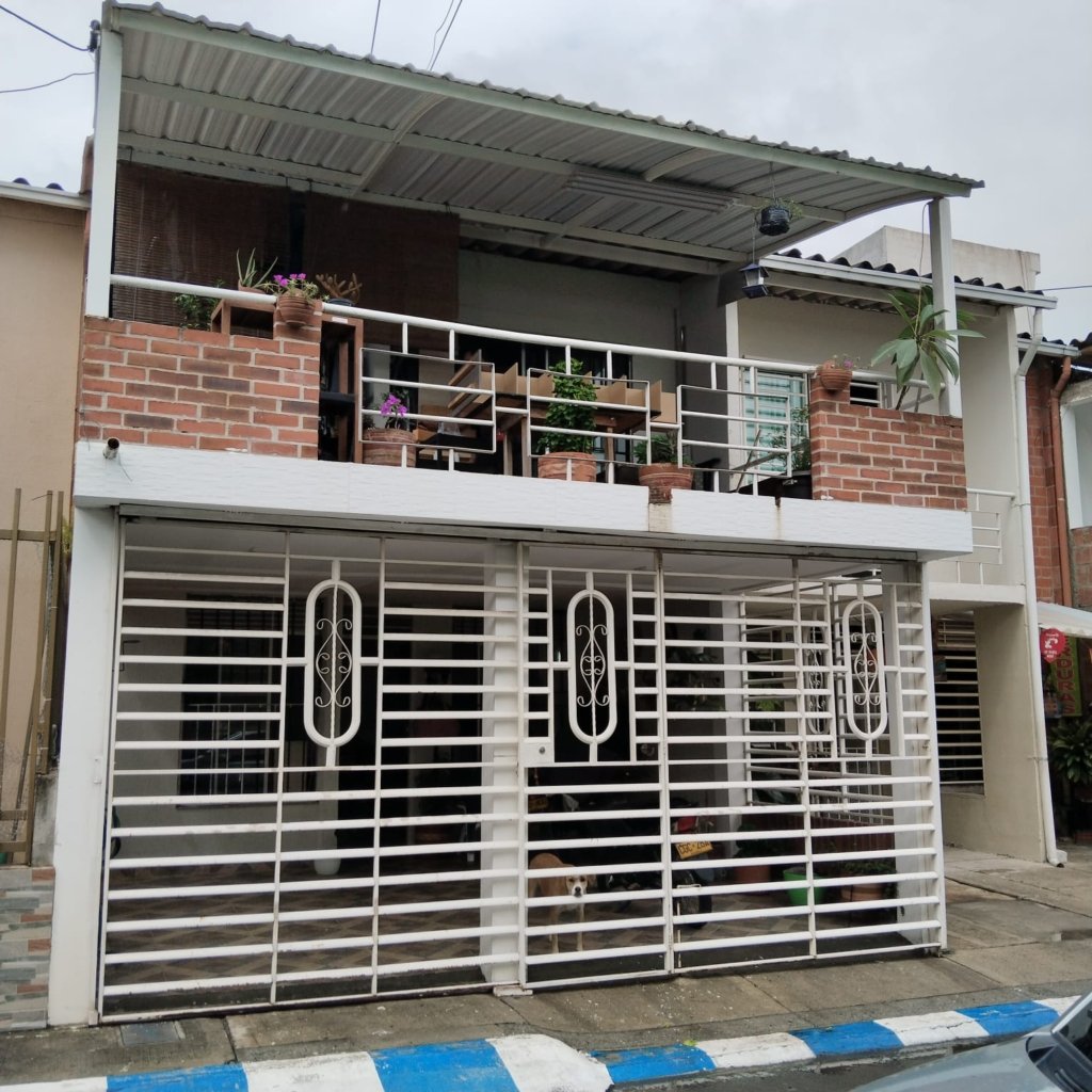 Poblado Campestre LA ROSELA Área 72 M2 con 4 alcobas, 2 Garajes, frente el parque, documentos al día inf WhatsApp 317 6823677