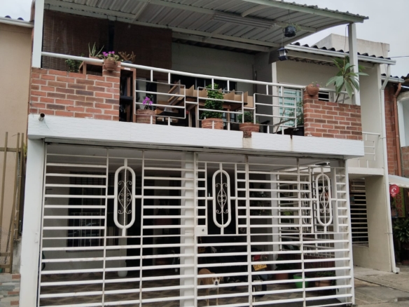 Poblado Campestre LA ROSELA Área 72 M2 con 4 alcobas, 2 Garajes, frente el parque, documentos al día inf WhatsApp 317 6823677