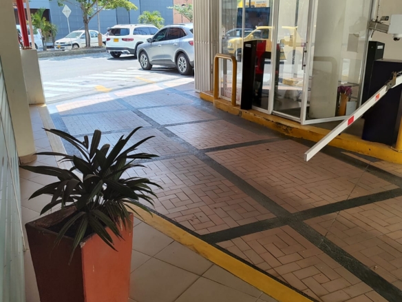 Excelente ubicacion, Oficinas Consultorios frente a la Clinica Ardila Lulle