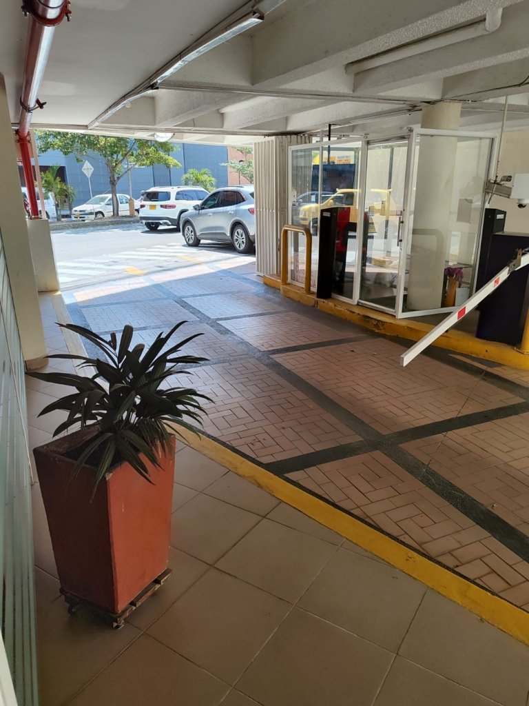 Excelente ubicacion, Oficinas Consultorios frente a la Clinica Ardila Lulle