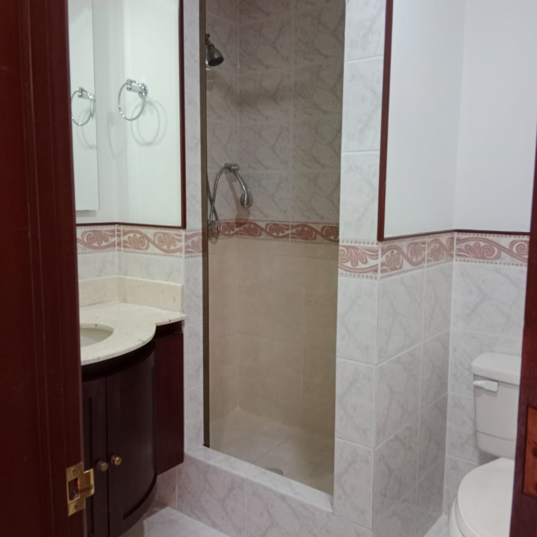 Hermoso apto chicó norte, 126 mts2, 3 habs, 2 baños, baño social, piso 4, 2 pqs.