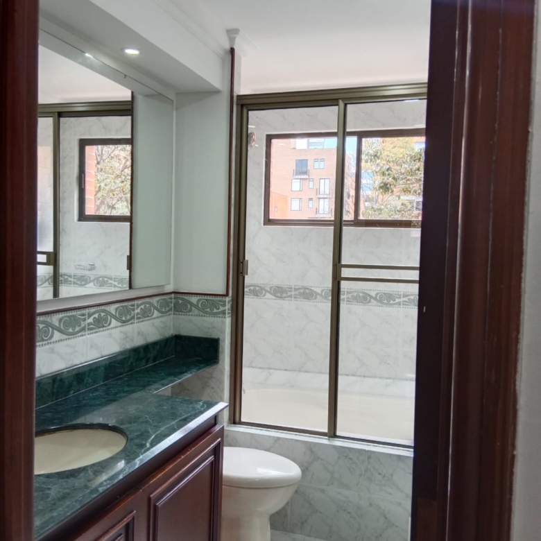 Hermoso apto chicó norte, 126 mts2, 3 habs, 2 baños, baño social, piso 4, 2 pqs.