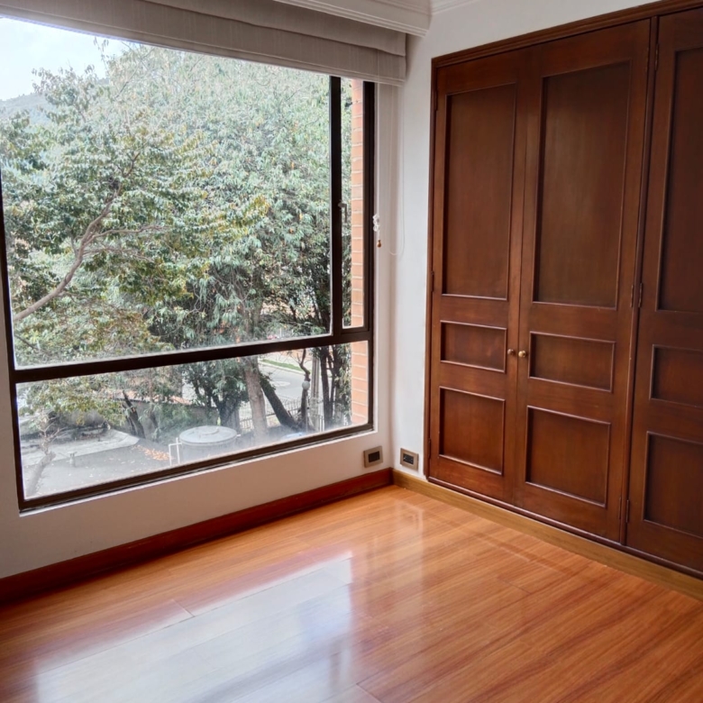 Hermoso apto chicó norte, 126 mts2, 3 habs, 2 baños, baño social, piso 4, 2 pqs.