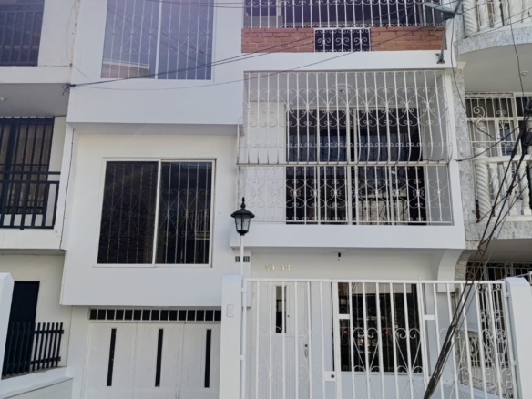 Casa de 3 niveles en el barrio Samanes de Guadalupe