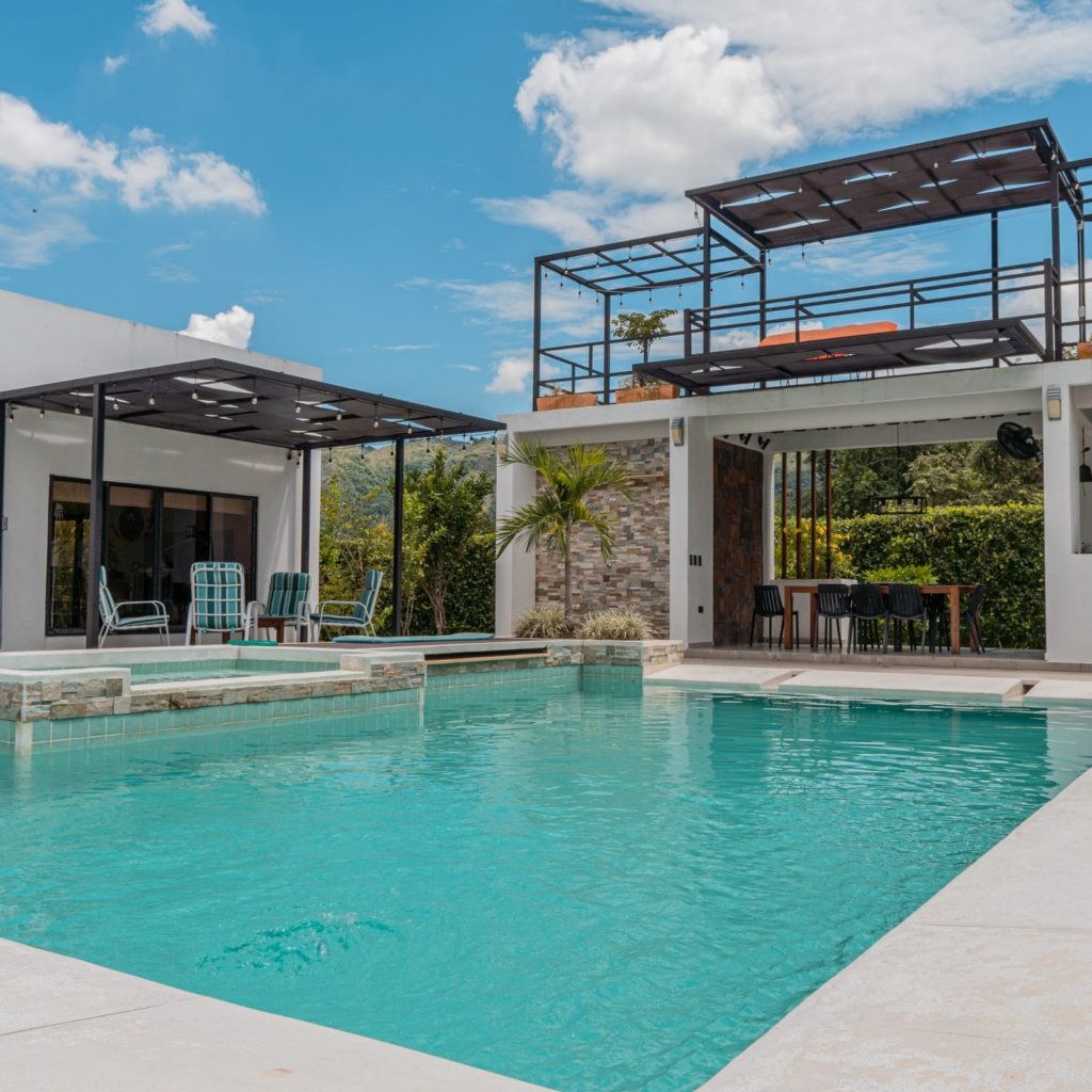 Casa campestre ubicada en el Condominio Pacoli entre Melgar y Girardot