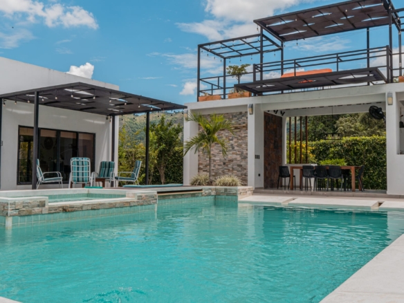Casa campestre ubicada en el Condominio Pacoli entre Melgar y Girardot
