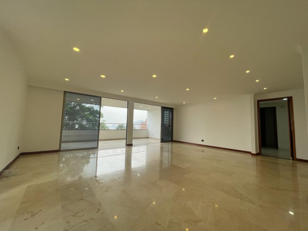APARTAMENTO EN LA CALERA EN EL POBLADO, SÚPER AMPLIO