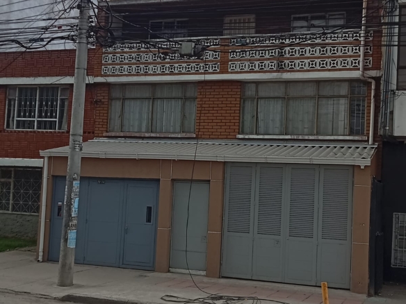 Vendo Casa comercial sobre Avenida rojas en zona de gran desarrollo