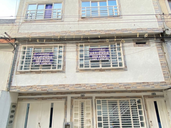 Casa de 3 pisos terminados en el barrio San Judas Tadeo