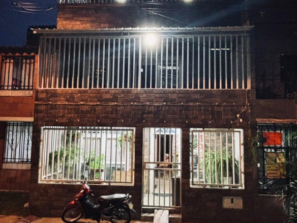 CASA CON TRES PISOS