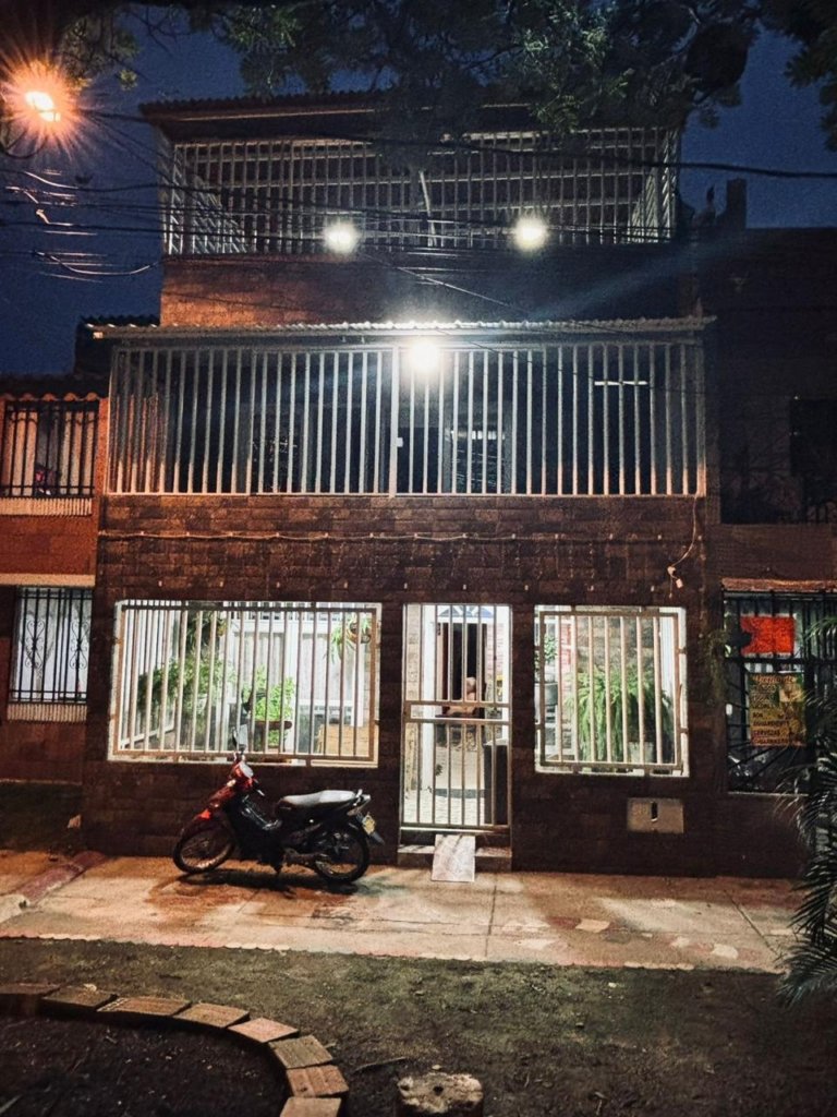 CASA CON TRES PISOS