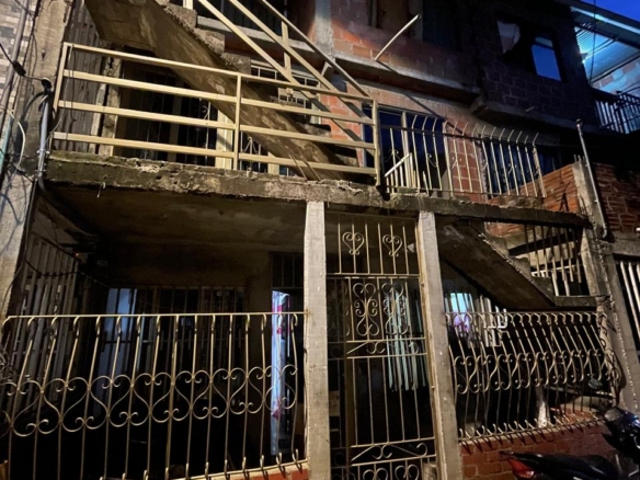 CASA DE TRES PISOS INDEPENDIENTES