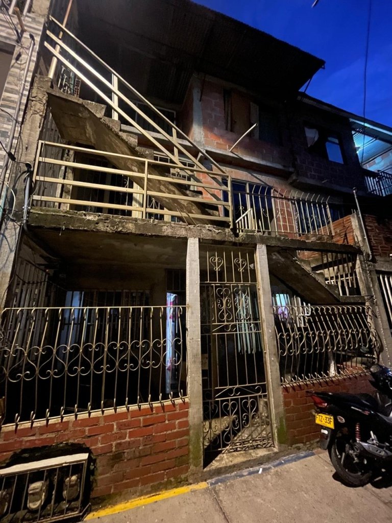 CASA DE TRES PISOS INDEPENDIENTES
