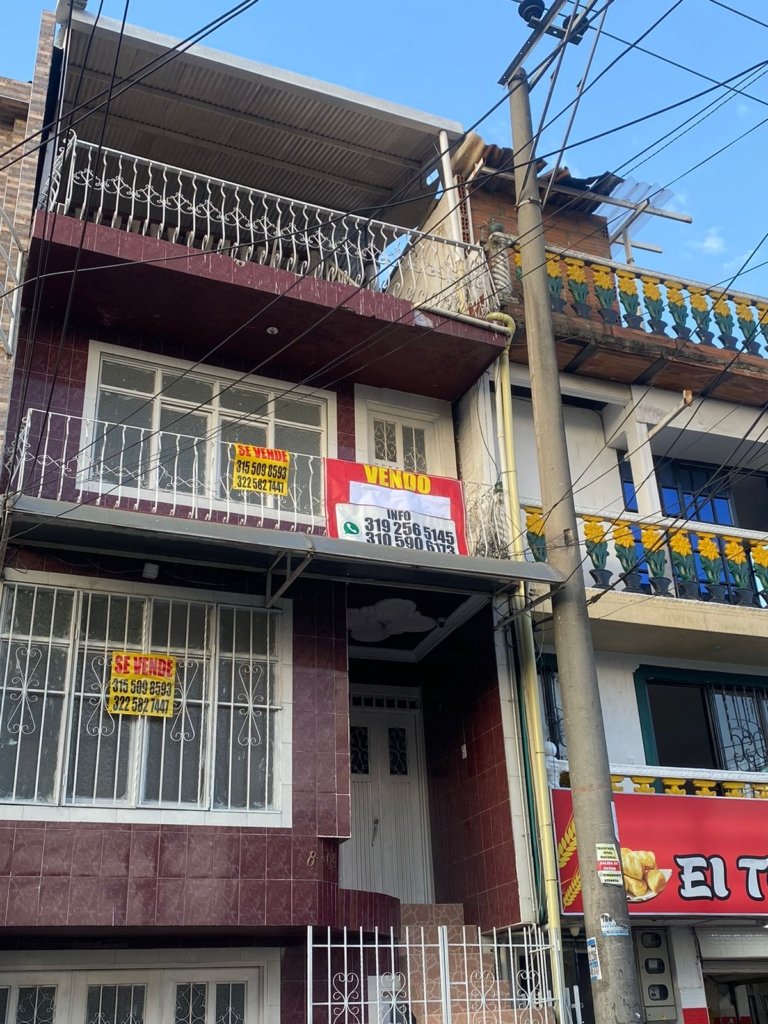 VENTA CASA BARRIO FLORALIA CON TRES APARTAMENTOS CERCA LA 14 DE CALIMA CALI VALLE