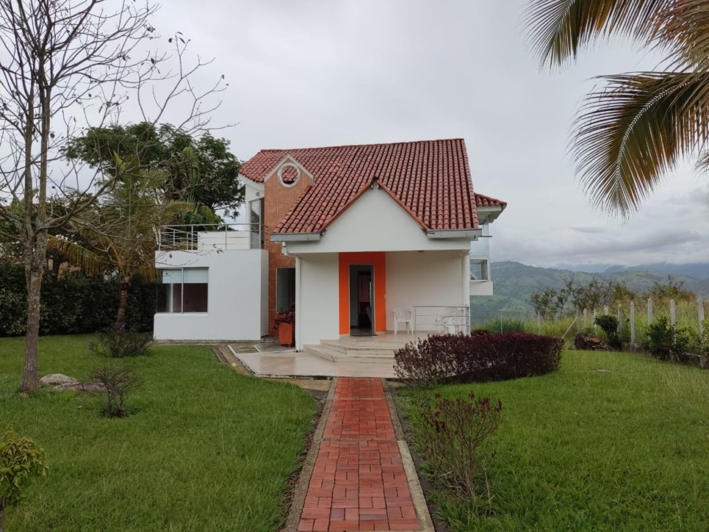 VENTA HERMOSA CASA CAMPESTRE CON UNA ESPECTACULAR VISTA EN EL MEJOR CONDOMINIO DE CHINAUTA CUNDINAMARCA, CONDOMINIO CAMPESTRE LAS PIRAMIDES