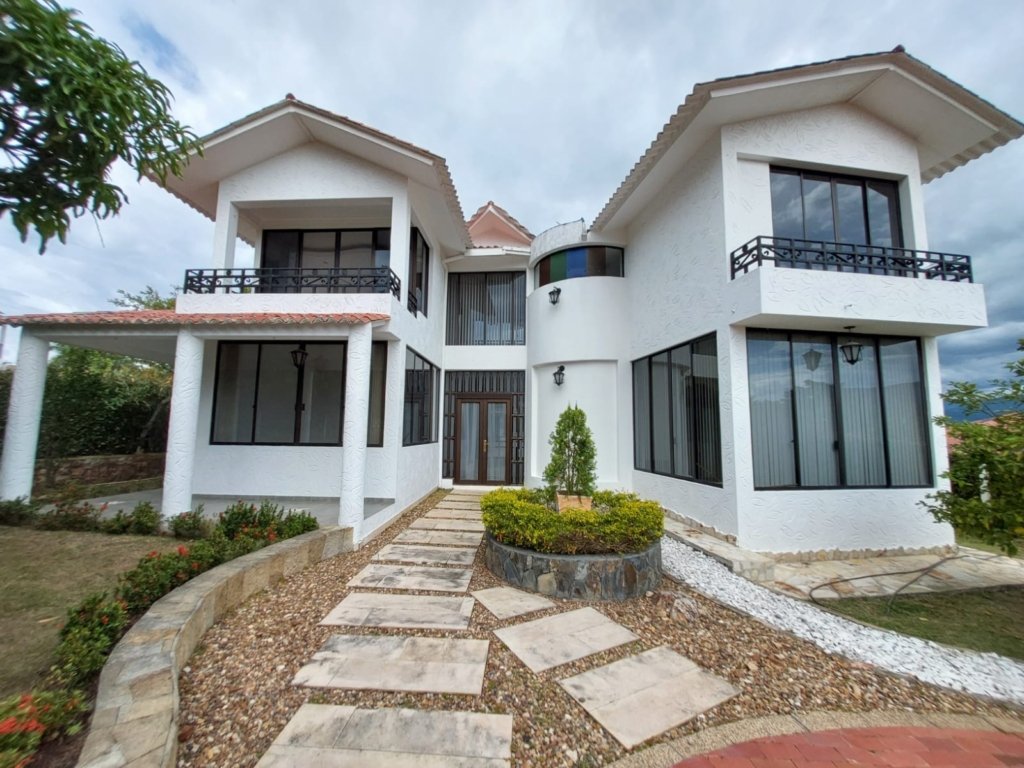 VENTA ESPECTACULAR CASA CAMPESTRE EN CHINAUTA CUNDINAMARCA UBICADA EN EL CONDOMINIO CAMPESTRE LAS PIRÁMIDES