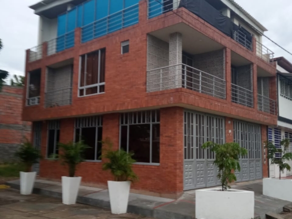 SE VENDE O SE ARRIENDA CASA ESQUINERA 3 PISOS EN GIRARDOT