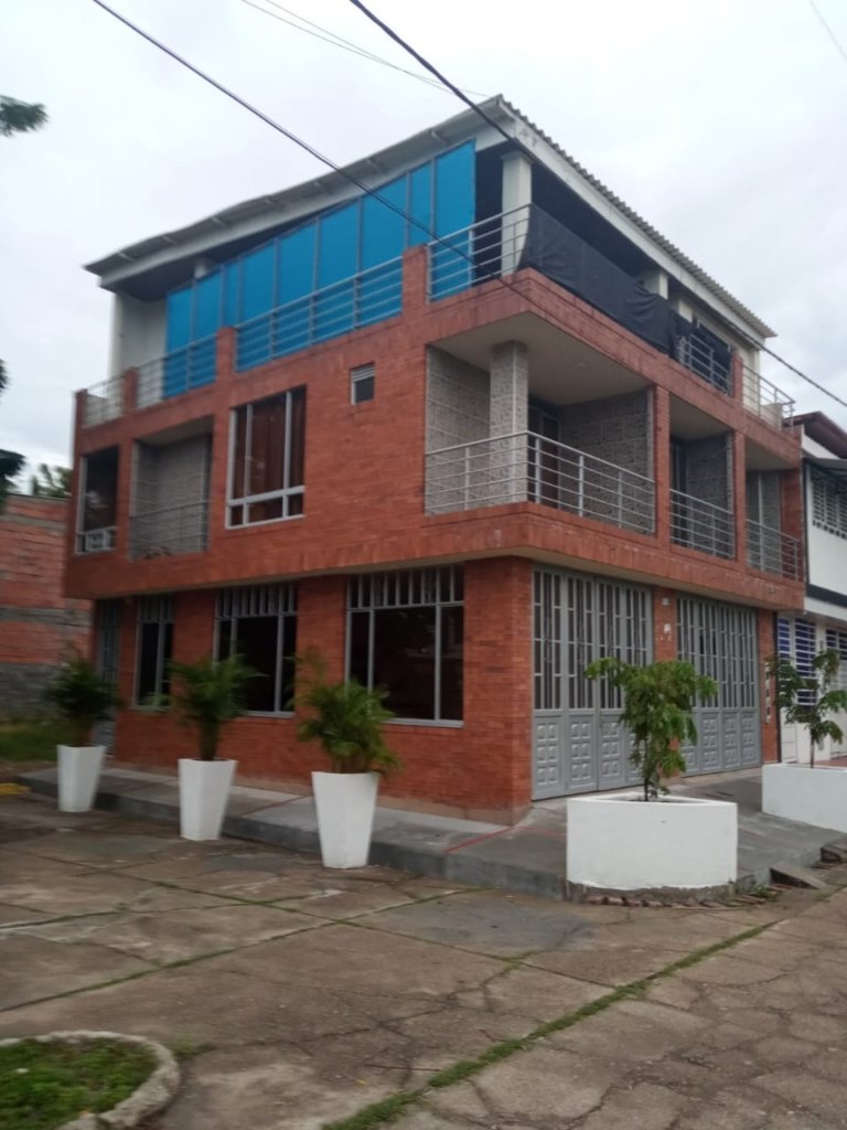 SE VENDE O SE ARRIENDA CASA ESQUINERA 3 PISOS EN GIRARDOT