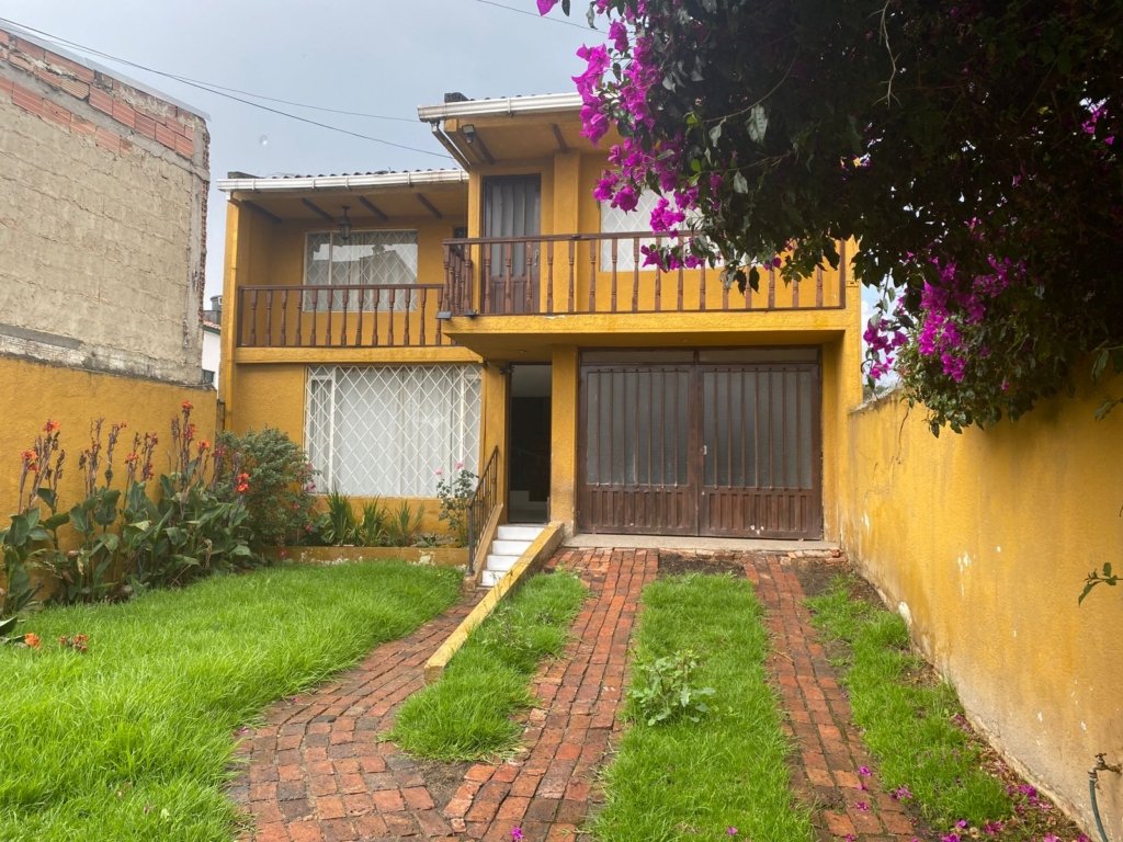Cota – Hermosa casa en venta con zona verde