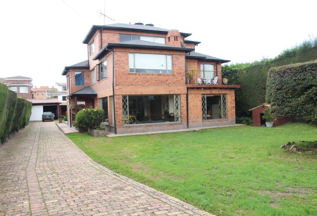 Arriendo y/o venta, Casa de tres pisos en el sector la Balsa en Chía.