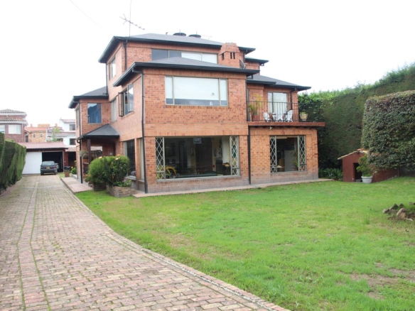 Arriendo y/o venta, Casa de tres pisos en el sector la Balsa en Chía.