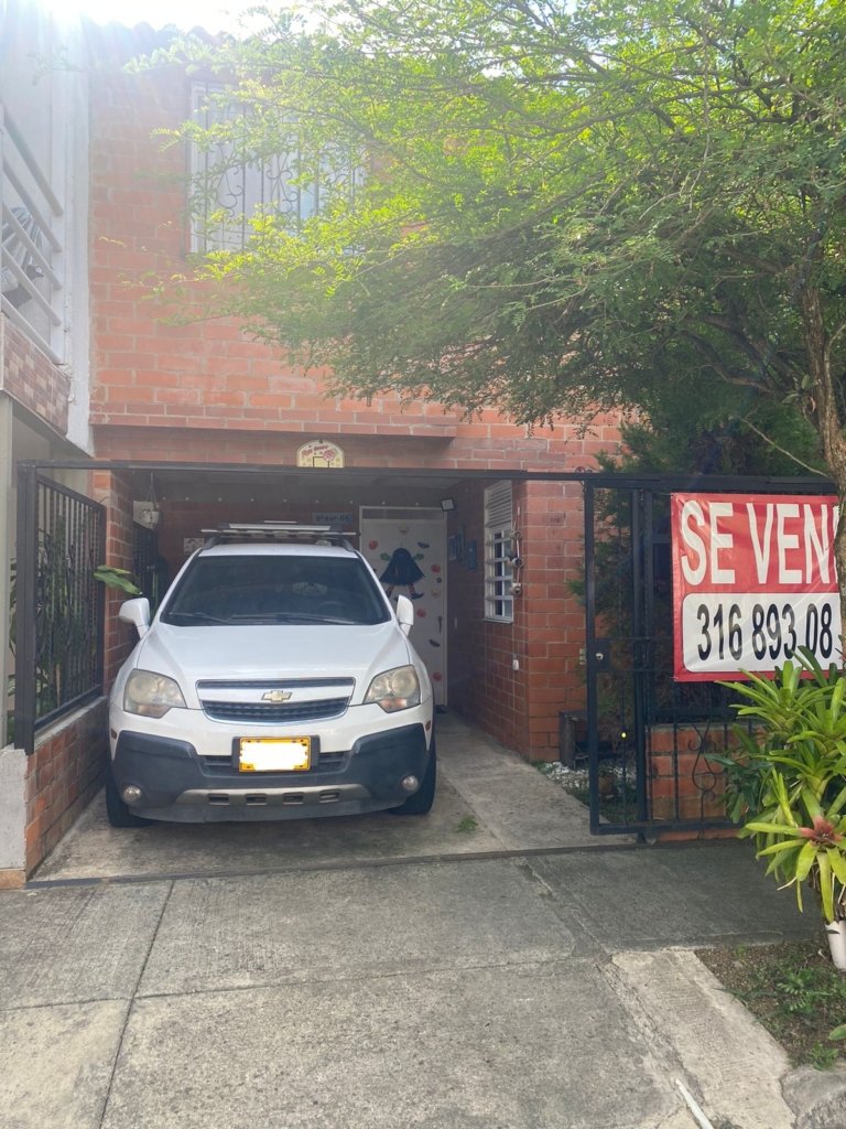 CASA EN EXCELENTE UBICACION EN JAMUNDI CERCA CENTRO COMERCIAL ALFAGUARA