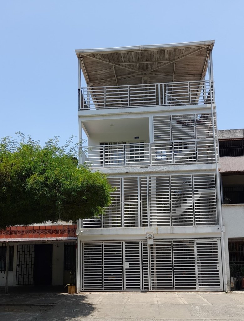 Casa en el barrio Brisas de los Alamos, Alameda del Rio Cali