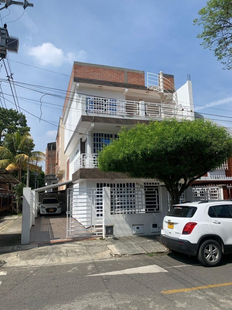 CASA EN EL CANEY CALI