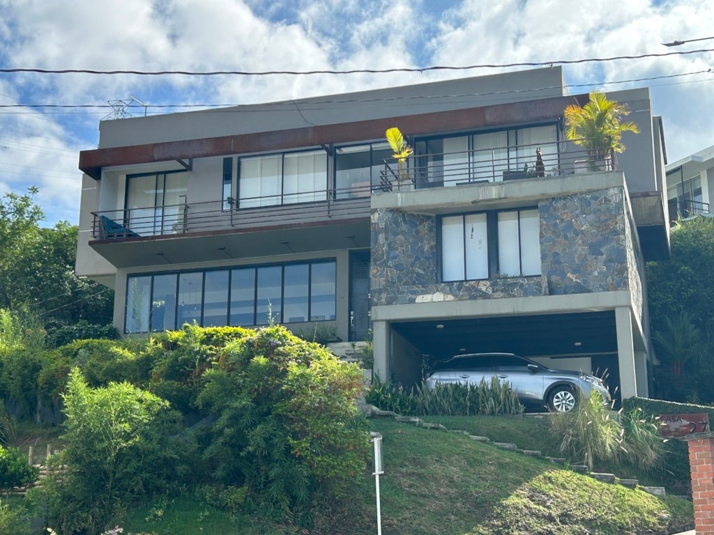 MODERNA CASA EN VENTA