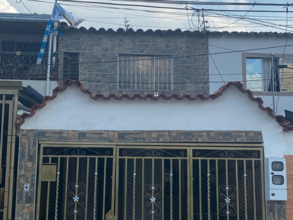 Casa de 2 pisos independientes vehicular en Giron