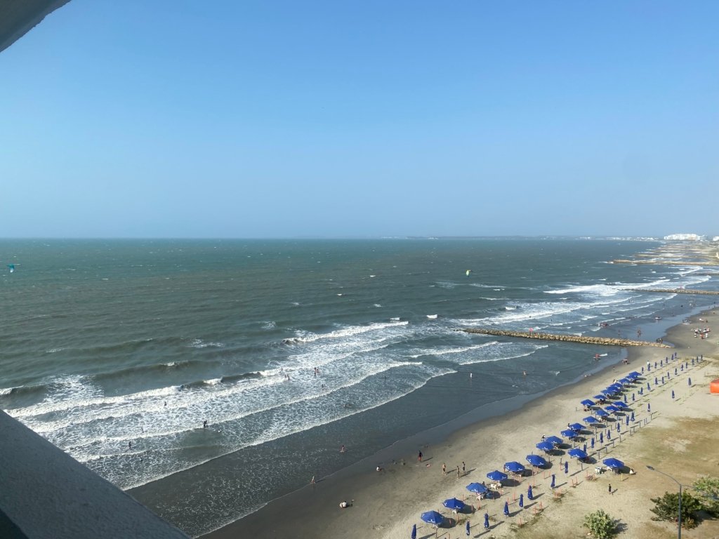 Apartamento con vista al mar, amplio y bien ubicado.