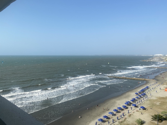 Apartamento con vista al mar, amplio y bien ubicado.