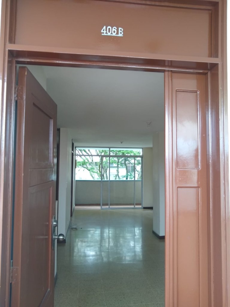 VENDO EN SUR CENTRAL CALI, APARTAMENTO DUPLEX 4o. Y 5o. PISO, AMPLIO, MUY BUENA UBICACION, ENTRE LA CALLE 5 Y LA CALLE 9, AREA 110 M2, 3 BALCONES, REMODELADO!!