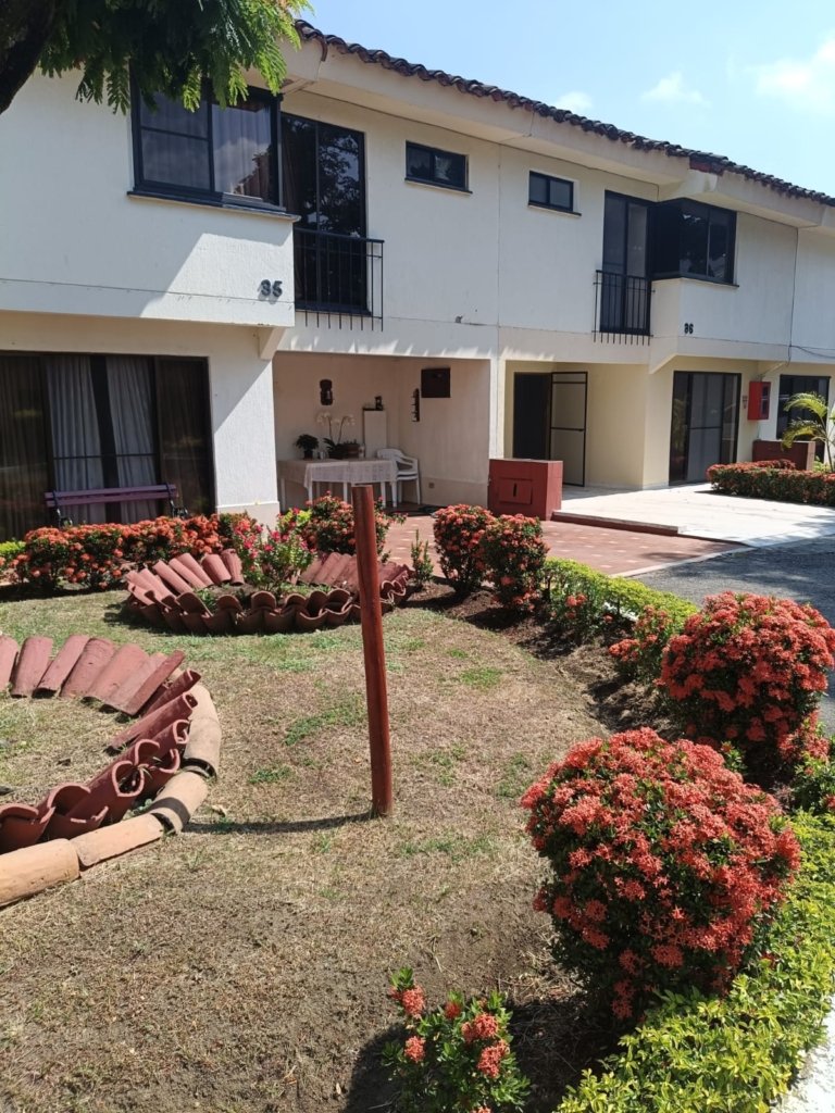 VENDO HERMOSA CASA CONDOMINIO CAMINO REAL – REMODELADA- 160 MTS