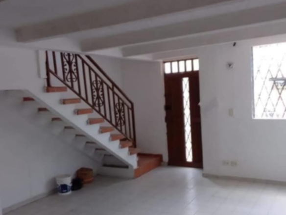 VENDO CASA DE 2 PISOS, PEATONAL, BARRIO VILLA DEL PRADO, CALI, SERCA DEL TRANSITO DE SALOMIA, A MEDIA CUADRA DE VIA PRINCIPAL,PERFECTA UBICACION, 3 HABITACIONES, 1 BAÑO, SALA COMEDOR,