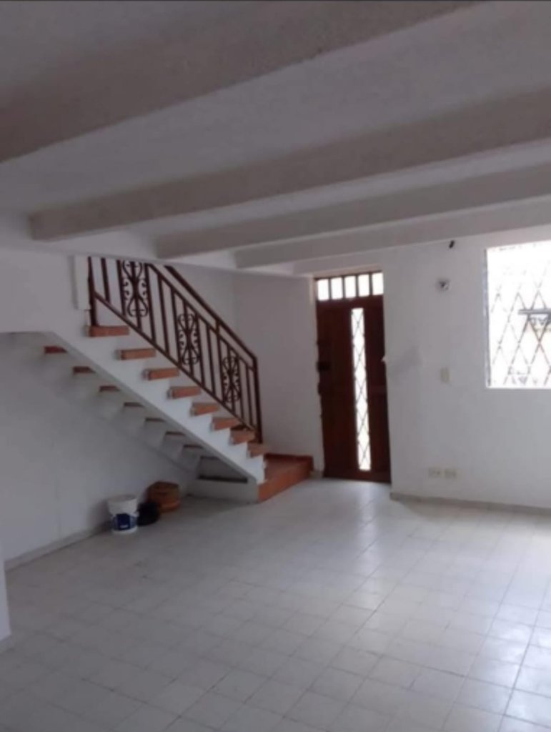 VENDO CASA DE 2 PISOS, PEATONAL, BARRIO VILLA DEL PRADO, CALI, SERCA DEL TRANSITO DE SALOMIA, A MEDIA CUADRA DE VIA PRINCIPAL,PERFECTA UBICACION, 3 HABITACIONES, 1 BAÑO, SALA COMEDOR,