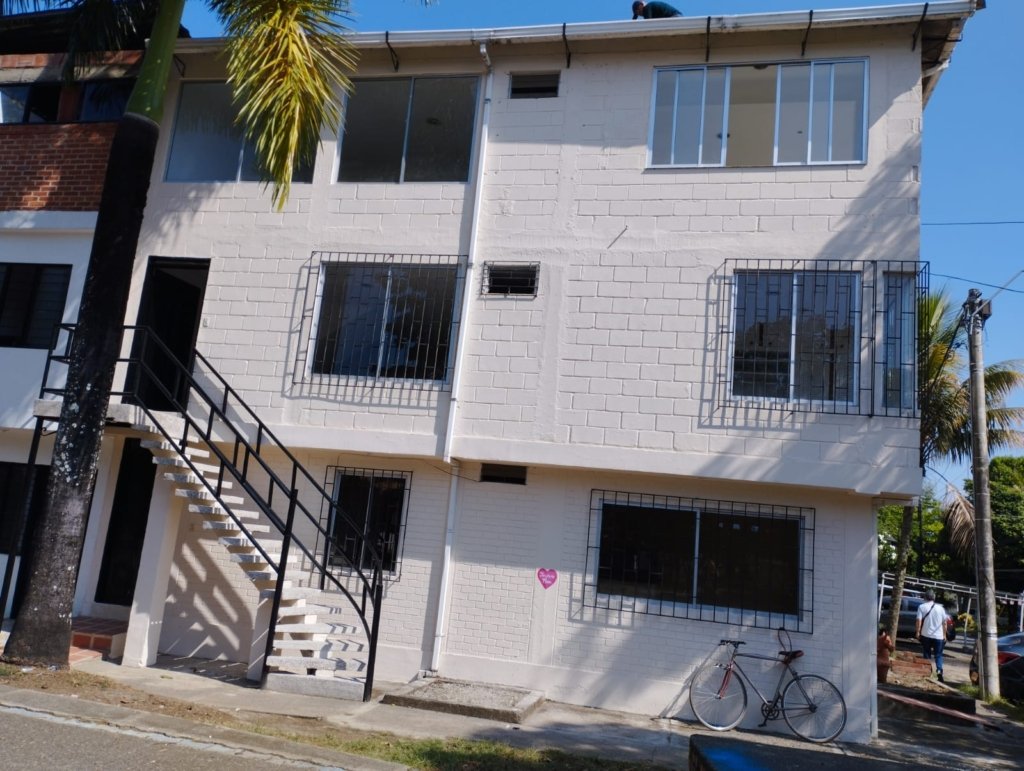 Casa esquinera de tres pisos independientes en el Portal de Jamundi