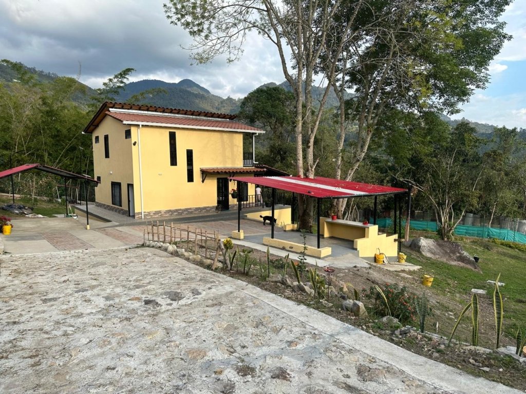 Casa Campestre y casa auxiliar ubicadas ahora y media de Bogotá