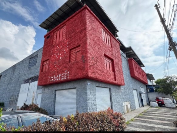 Excelente Bodega de 3 niveles barrio Industrial