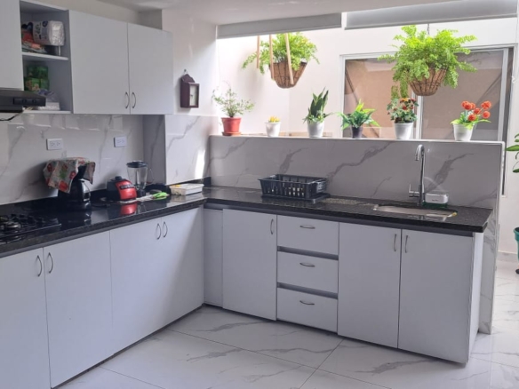 Casa de 3 pisos en la Flora Cali