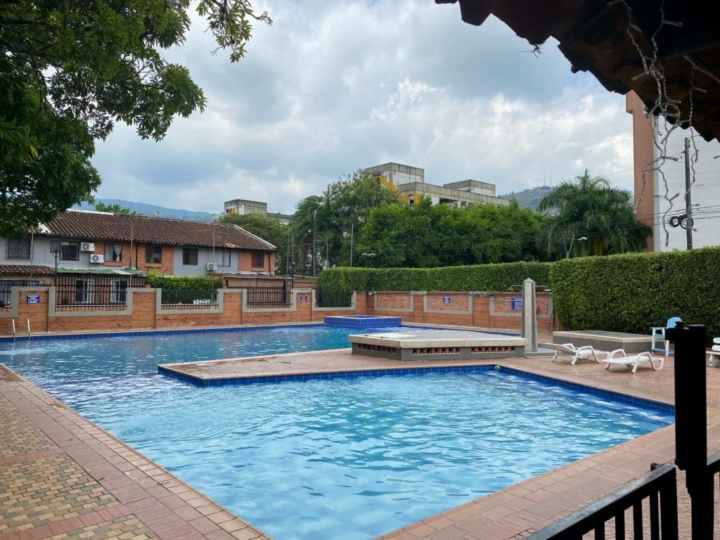 VENDO APTO. 1er. PISO, SUR CENTRAL, CONJUNTO CERRADO, 73 M2, 3 HABITACIONES TODAS CON CLOSETS, PRINCIPAL CON BAÑO, Y ALCOBA DEL SERVICIO CON BAÑO BAÑO SOCIAL. APARTAMENTO ILUMINADO BIEN VENTILADO.