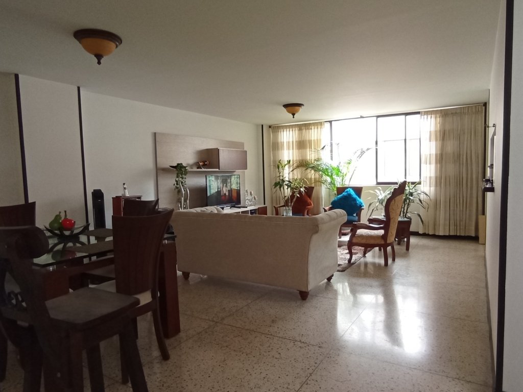 AMPLIO APARTAMENTO EN EL BARRIO SANTA ANITA CALI