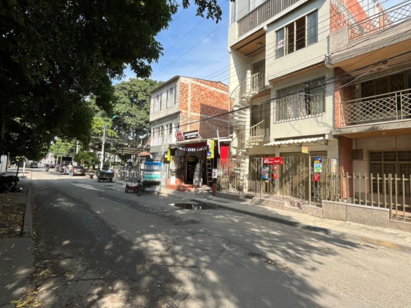 Excelente casa de tres niveles barrio la Rivera o Guayacanes Cali