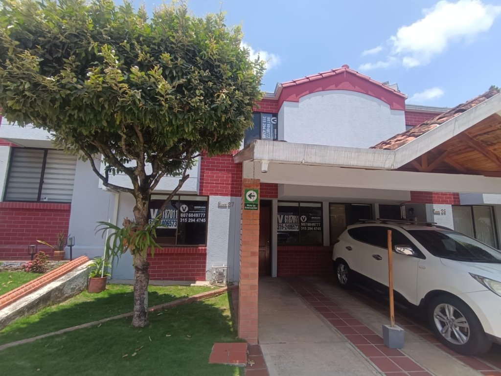 SE VENDE HERMOSA CASA !! CONJ. SERRANILLA CAÑAVERAL!!