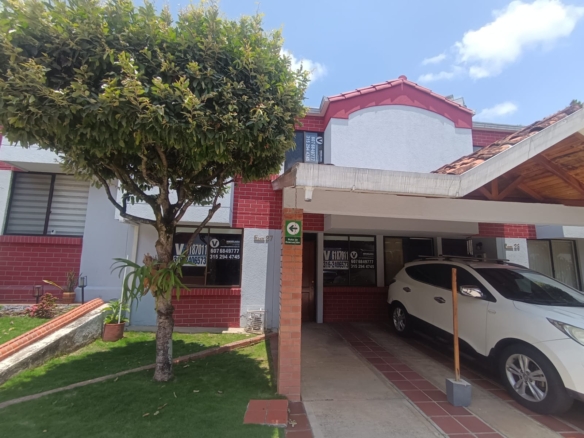 SE VENDE HERMOSA CASA !! CONJ. SERRANILLA CAÑAVERAL!!
