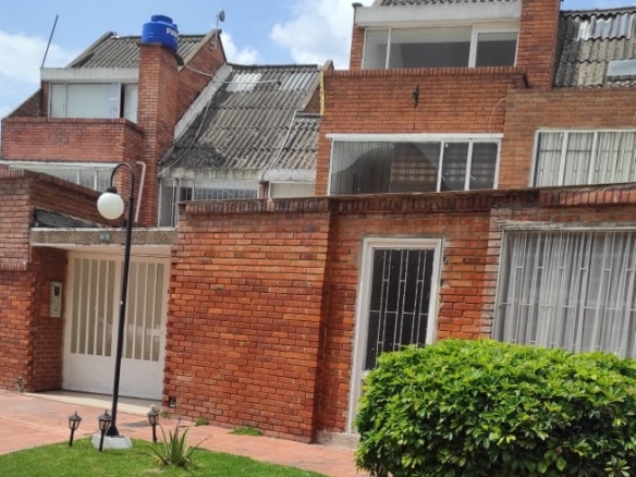 Casa frente al bulevar Niza en Bogota conjunto residencial Campania