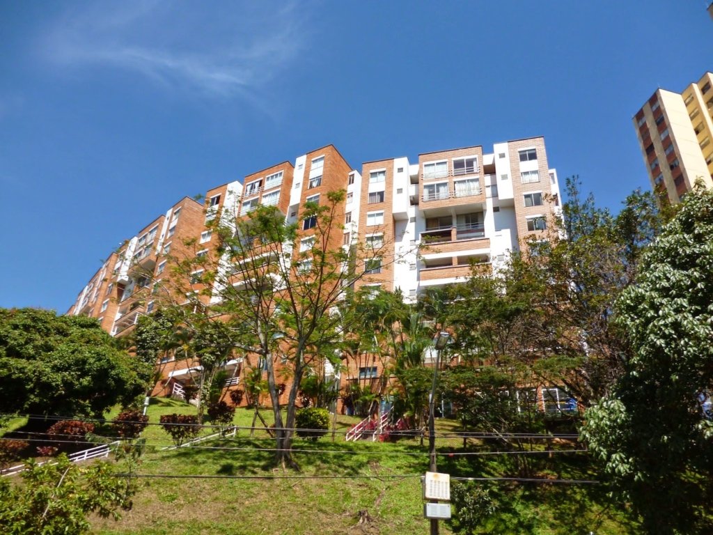 VENDO ECONOMICO APARTAMENTO EN LOMA LOS BERNAL,MEDELLIN