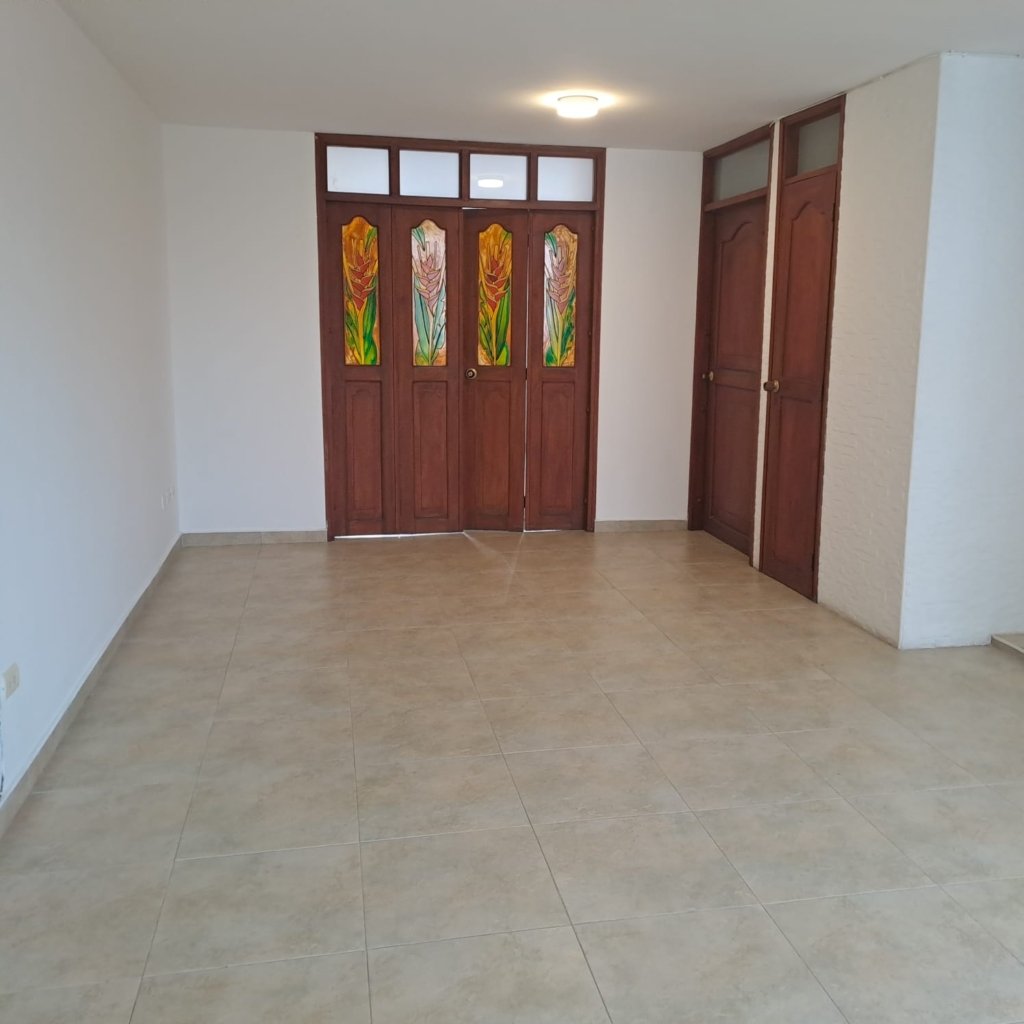 Apartamento sobre la avenida 8N en Granada Cali