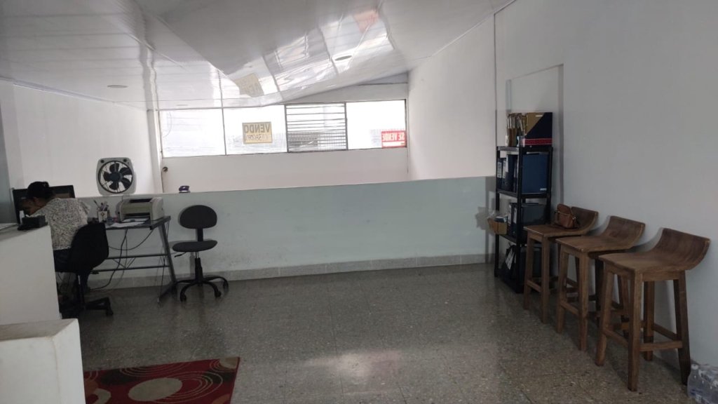 SE VENDE AMPLIA BODEGA CRA PRIMERA