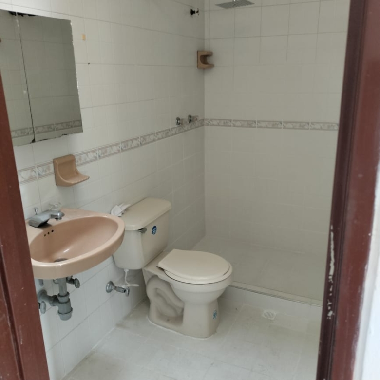 VENDO EXCELENTE EDIFICIO 3 PISOS BARRIO CALDAS